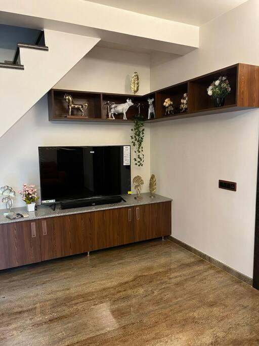 Seaside Serenity modern luxury stay at Ecr - image 3