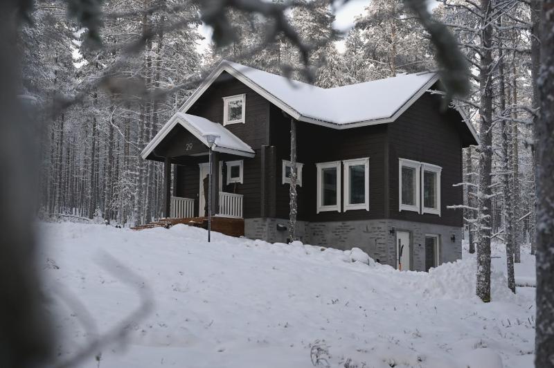 Holiday Cabin Northern Highlight next to Reindeer Farm Outdoor Hot Tub with fee Skiroom included - image 22