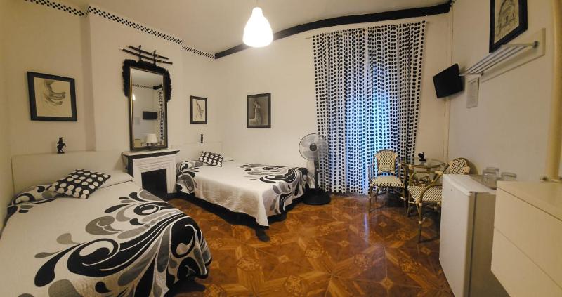 Triple Room with Shared Bathroom image 2