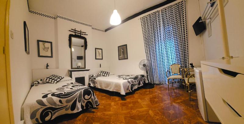 Triple Room with Shared Bathroom image 3