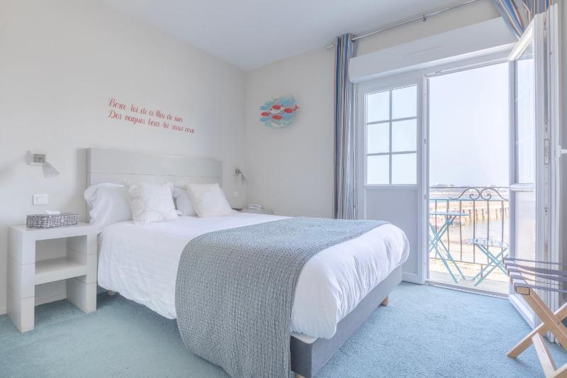 Double Room with Sea View image 2