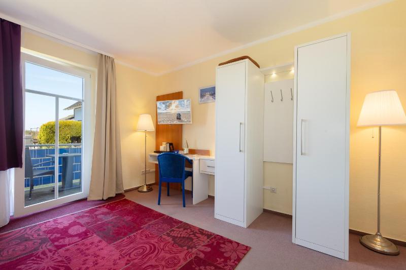 Double Room with Balcony image 2