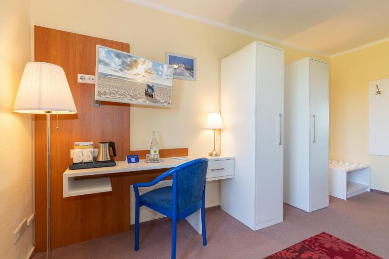Double Room with Balcony image 3