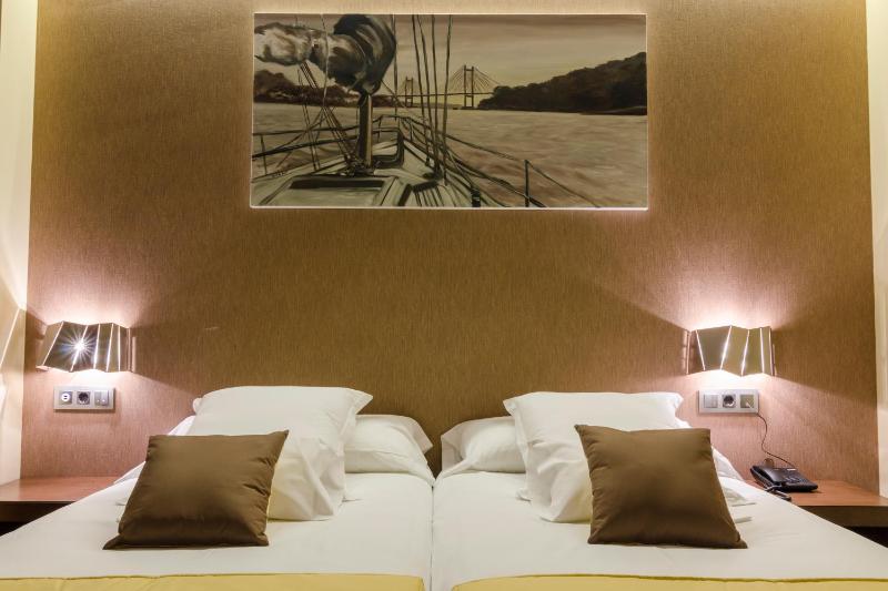 Double or Twin Room image 4