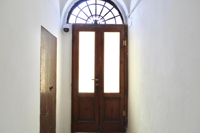 Peaceful flat with yard Near Duomo - image 12