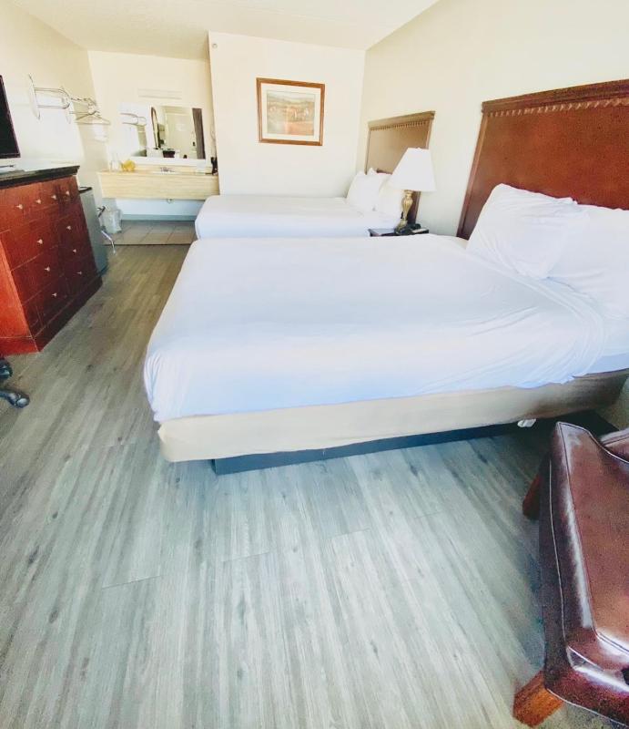 Queen Room with Two Queen Beds - Non-Smoking image 4