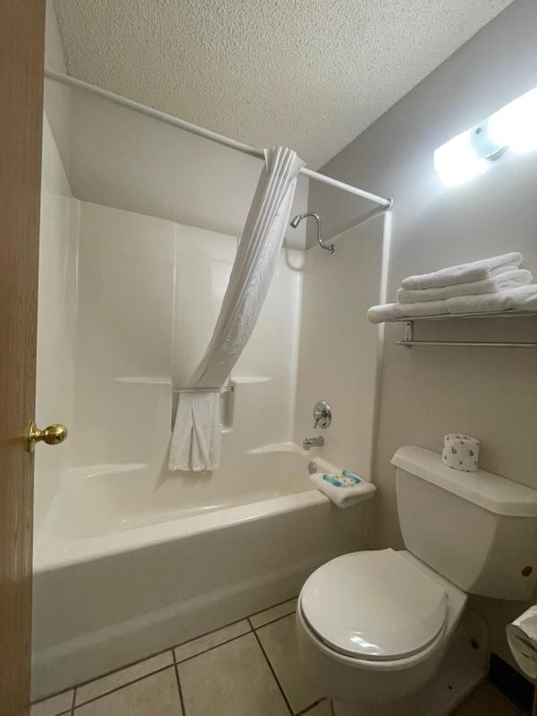 Queen Room with Two Queen Beds - Non-Smoking image 3