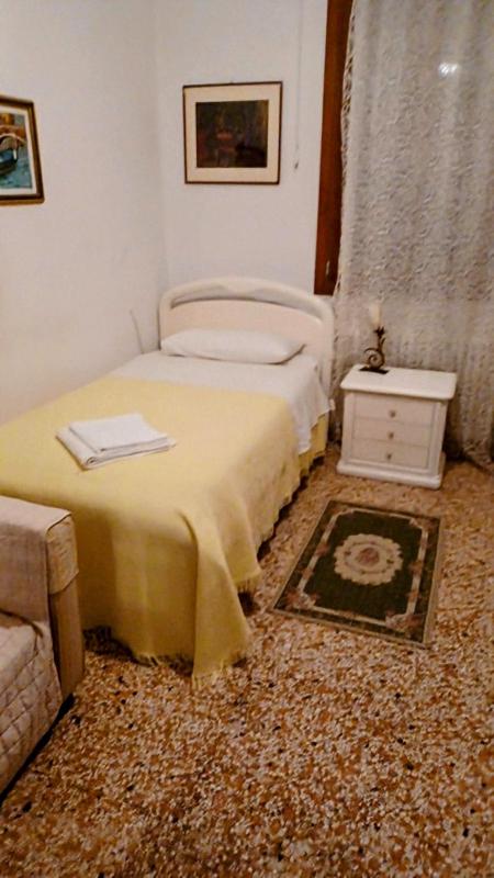 Single Room with Shared Bathroom image 3