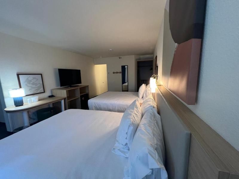 Queen Room with Two Queen Beds image 3
