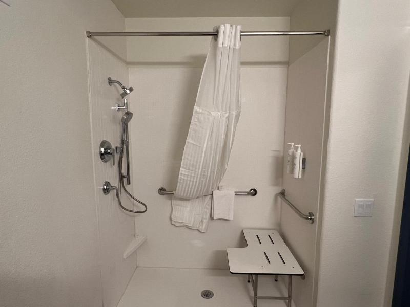 King Room with Roll-In Shower - Mobility and Hearing Access image 3