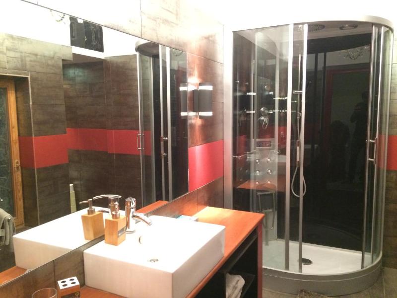 Apartment with Shower image 2