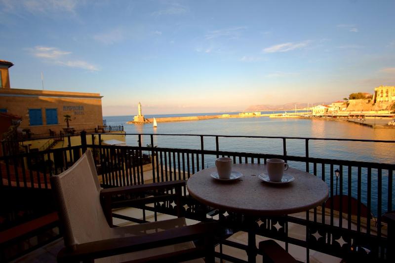 Deluxe Suite with Balcony and Sea View image 2