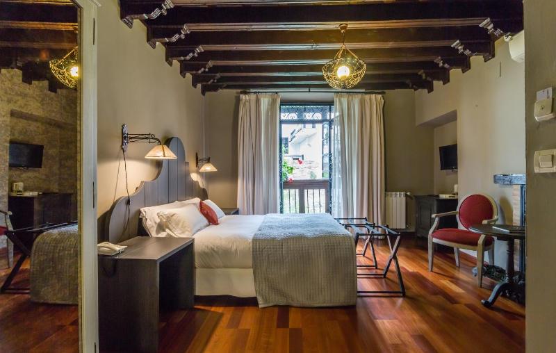 Deluxe Double Room with Alhambra Views image 3
