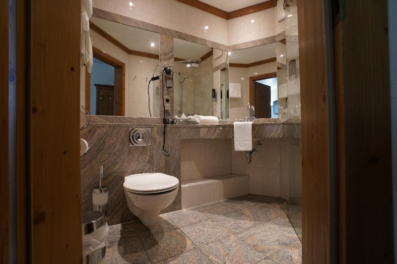 Queen Room image 2