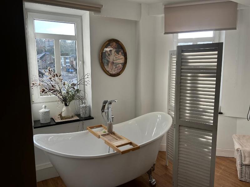 Double Room with Private Bathroom image 2