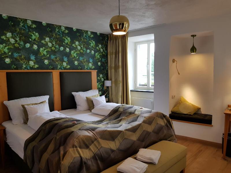 Deluxe double room with Moselle view and king-size bed image 3