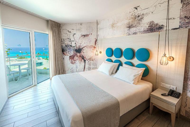  One Bedroom Suite - Limited Sea View image 1