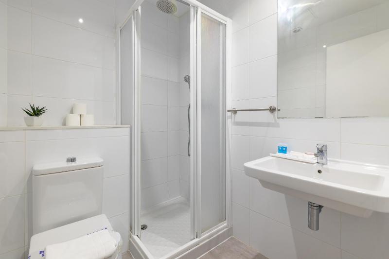 Apartment 1B image 2