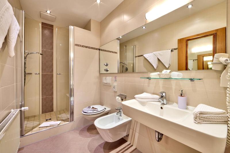 Double Room with Balcony image 2