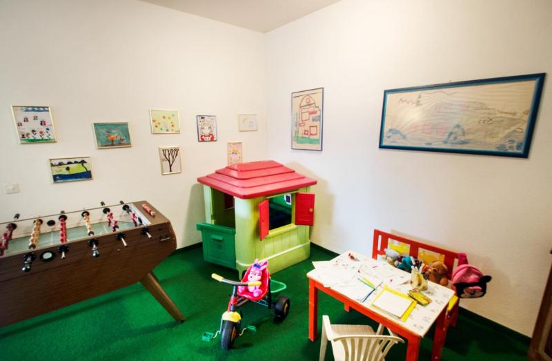 Economy Family Room (2 Adults + 2 Children) image 2