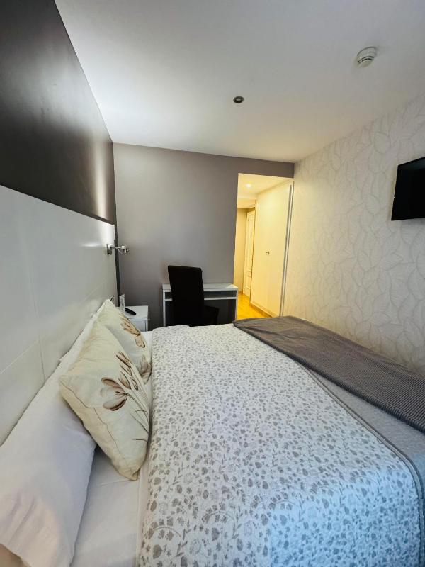 Standard Double Room image 4