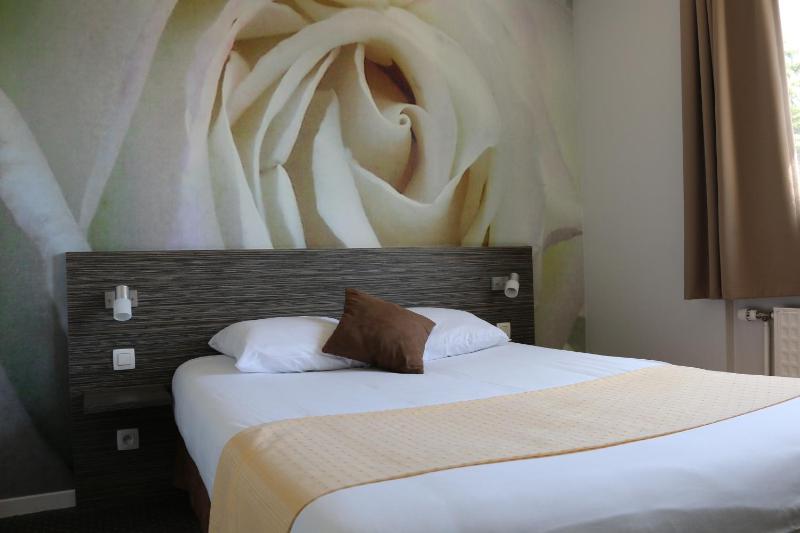 Standard Double Room image 4