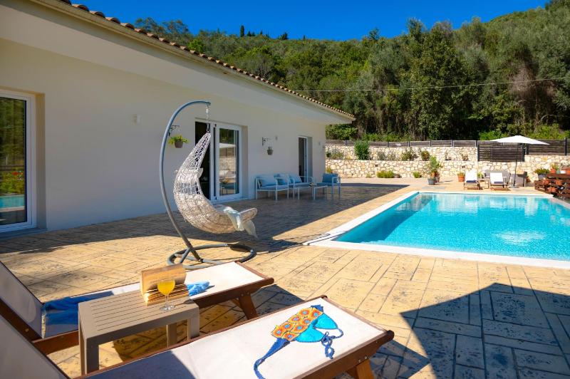 Villa Kambos Saint Stephanos - image 25
