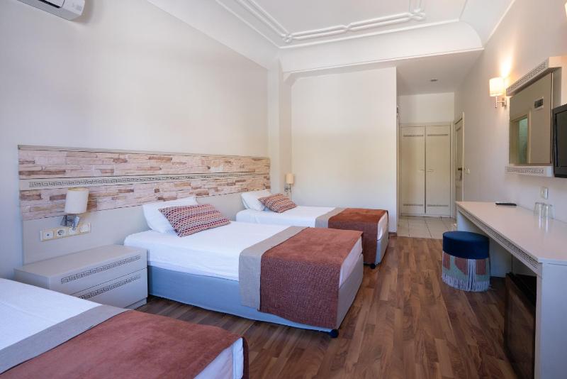 Standard Triple Room image 4