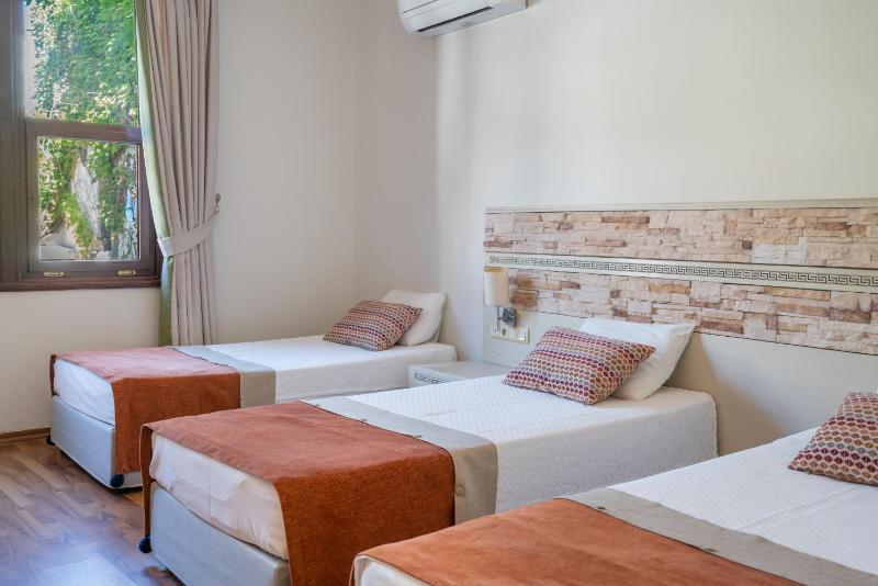 Standard Triple Room image 2