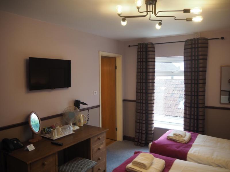 Twin Room with Private Bathroom image 3