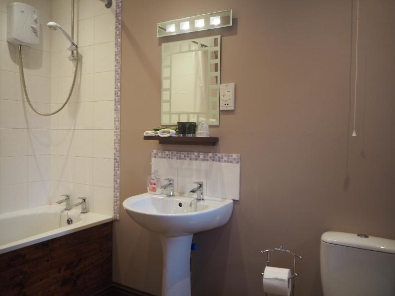 Twin Room with Private Bathroom image 4