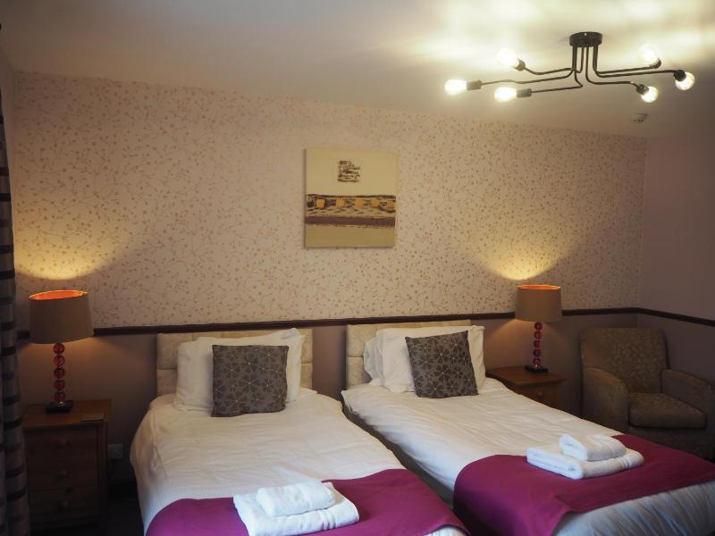 Twin Room with Private Bathroom image 2