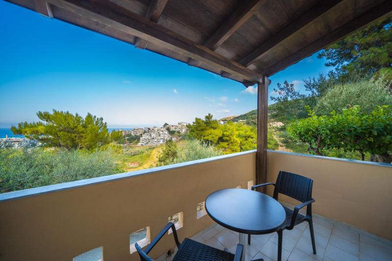 Triple Room with Mountain View image 3