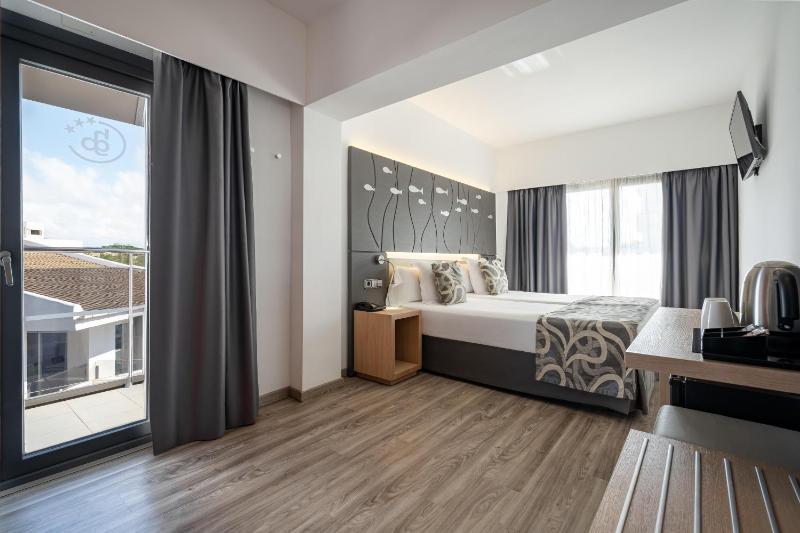 Double or Twin Room with Side Sea View image 1