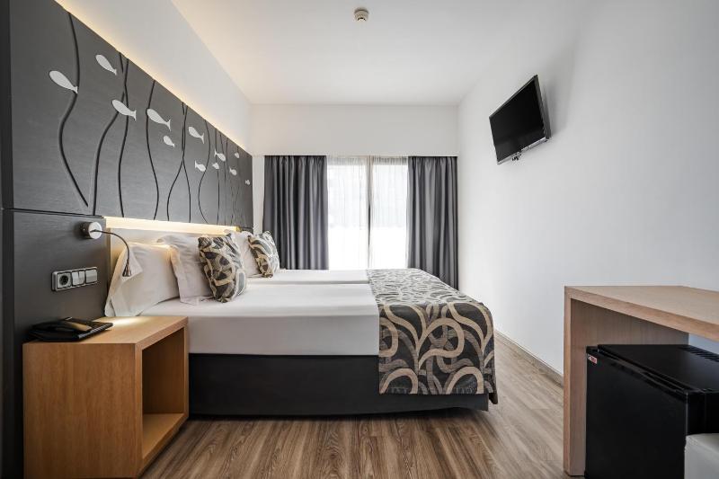 Double or Twin Room with Side Sea View image 3