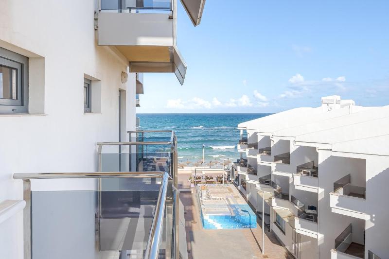 Double or Twin Room with Side Sea View image 4