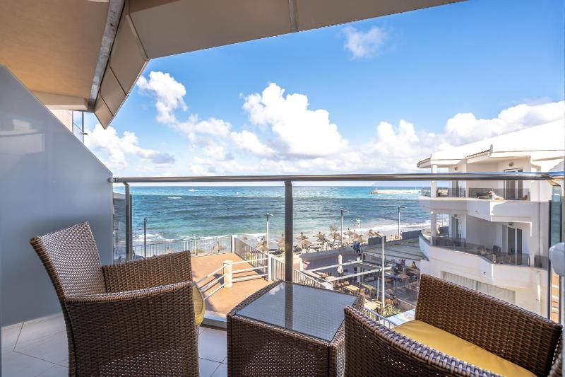 Double Room with Sea View image 3