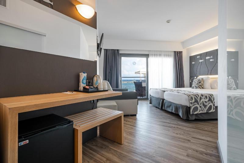 Double Room with Sea View image 4