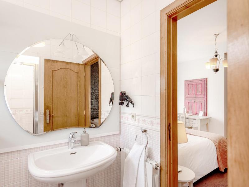 Deluxe Double Room image 3