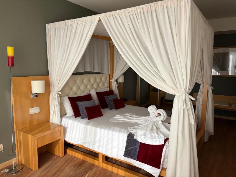Deluxe Suite with Sea View image 2