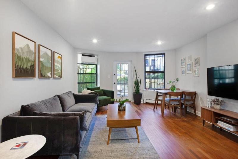 Charming Central Park Townhome - image 1