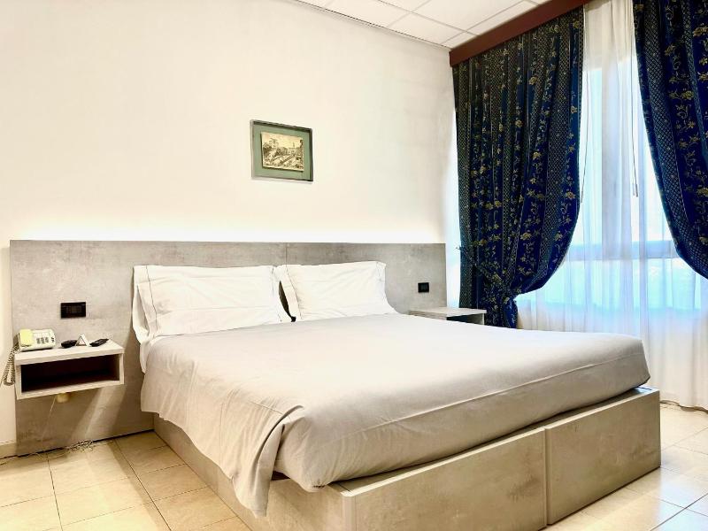 Standard Double Room image 3