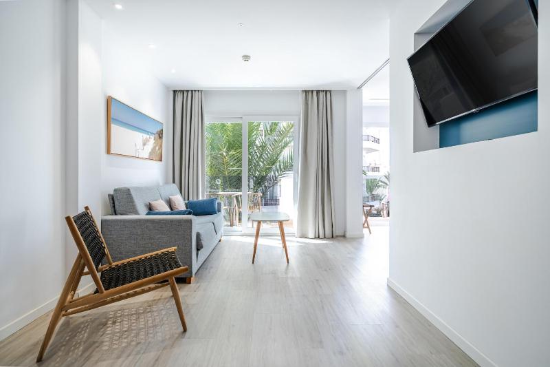 Apartment with Street View image 1