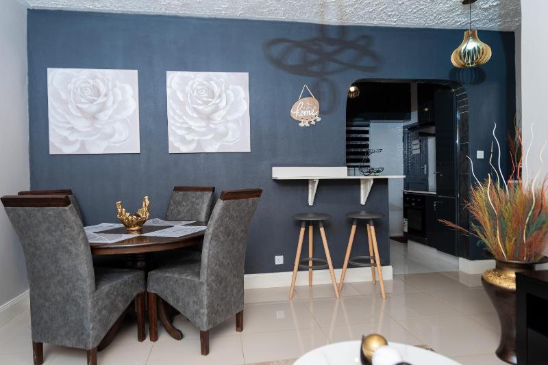 Beckys Exquisite Apartment - image 14
