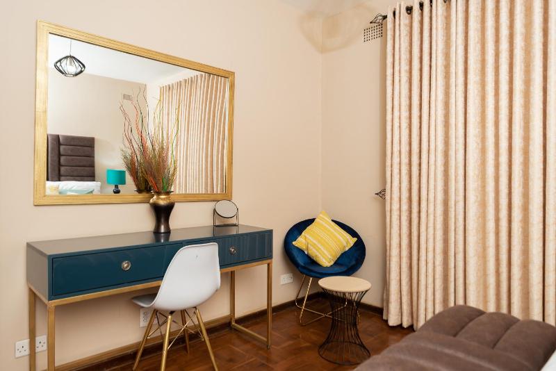 Beckys Exquisite Apartment - image 11