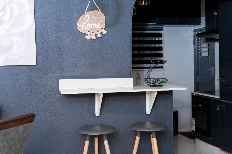 Beckys Exquisite Apartment - image 13
