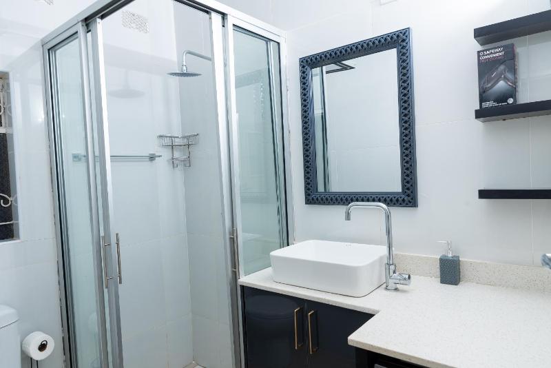 Beckys Exquisite Apartment - image 15