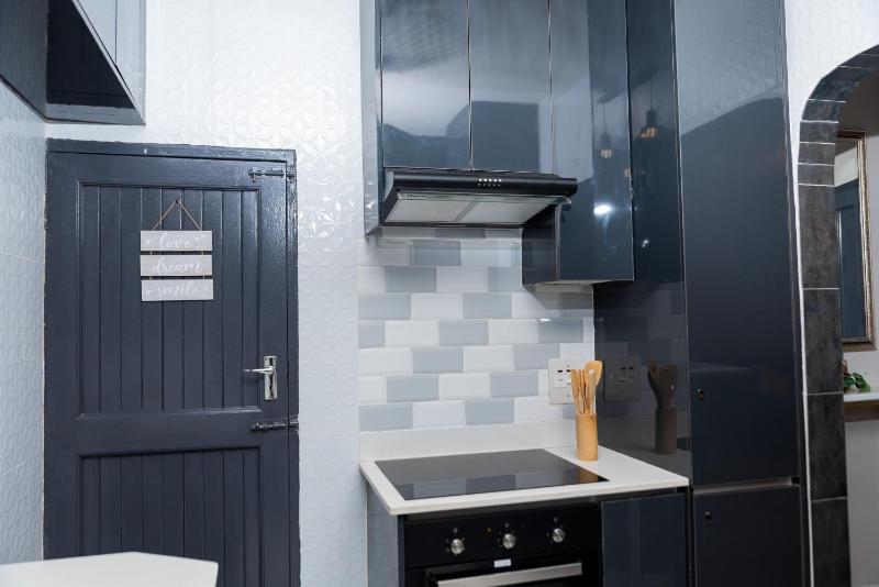 Beckys Exquisite Apartment - image 7