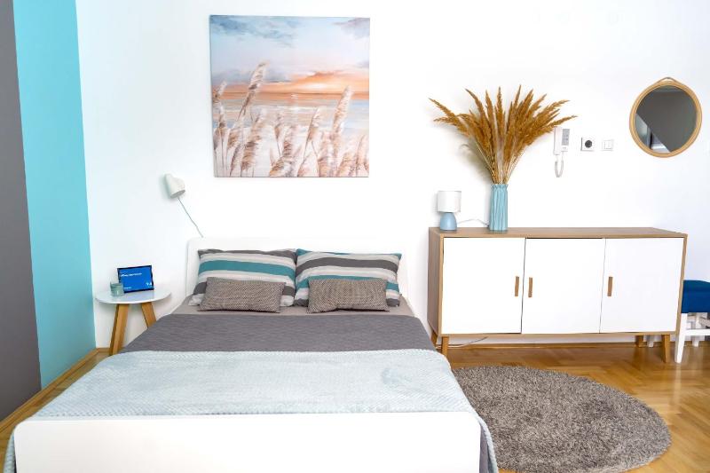 Spacious Studio 10 mins Walk to City Center l Washing Machine l Baby Crib l Breakfast - image 9