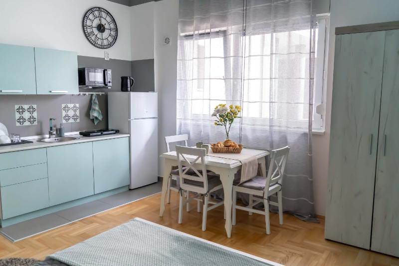 Spacious Studio 10 mins Walk to City Center l Washing Machine l Baby Crib l Breakfast - image 8